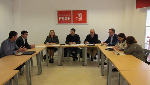 Reunión de diputados y senadores por Huelva con UGT y CCOO. Reunión de diputados y senadores por Huelva con UGT y CCOO.
