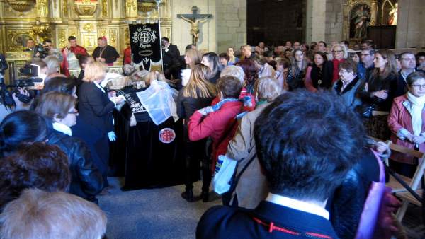 Los logroñeses han acudido en masa a la Limpieza del Cristo Los logroñeses han acudido en masa a la Limpieza del Cristo