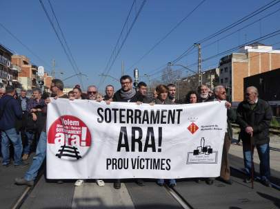 Concentración silenciosa en las vías del tren de Montcada.