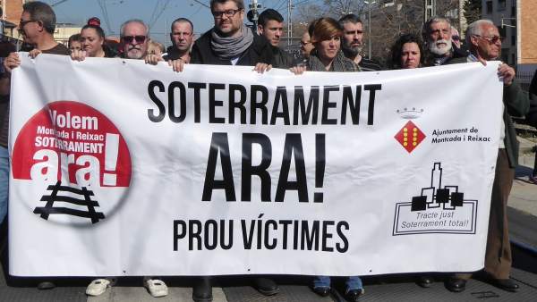 Concentración silenciosa en las vías del tren de Montcada. Concentración silenciosa en las vías del tren de Montcada.