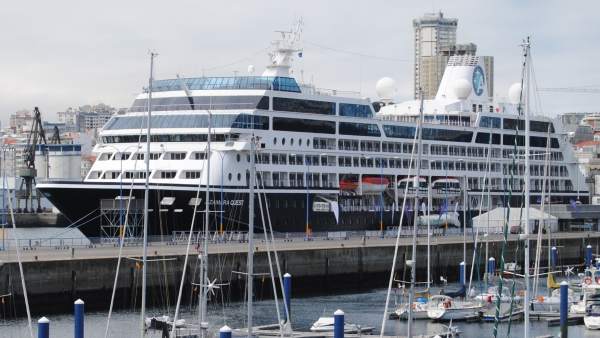 El buque de lugo 'Azamara Quest' en el Puerto de A Coruña El buque de lugo 'Azamara Quest' en el Puerto de A Coruña