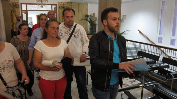 Cristian Menacho con vecinos del barrio Guadalquivir en el Ayuntamiento Cristian Menacho con vecinos del barrio Guadalquivir en el Ayuntamiento