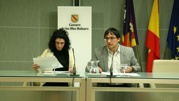 La directora general de Trabajo, Isabel Castro, y el conseller Iago Negueruela La directora general de Trabajo, Isabel Castro, y el conseller Iago Negueruela