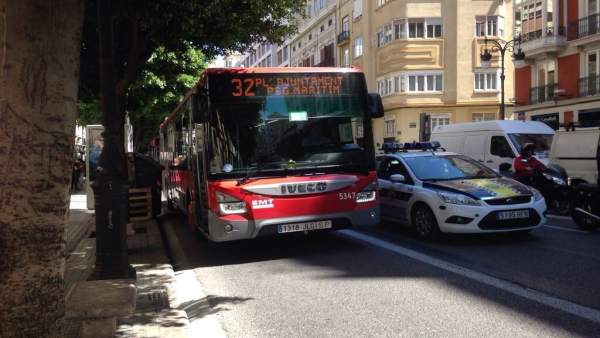 Hostelers valencians advertixen que prohibir aparcar en el carril bus posa en risc 500 llocs de treball Hostelers valencians advertixen que prohibir aparcar en el carril bus posa en risc 500 llocs de treball