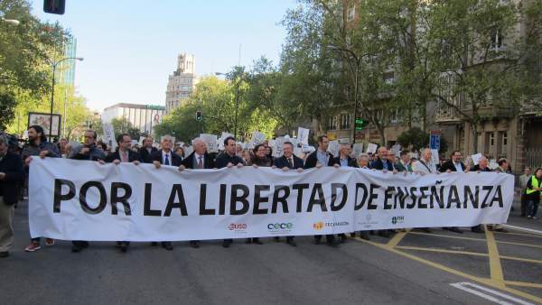 Manifestación a favor de la enseñanza concertada en Zaragoza Manifestación a favor de la enseñanza concertada en Zaragoza
