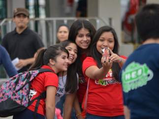 Adolescentes haciendo un 'selfie'.