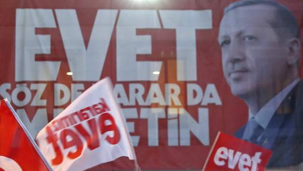 Erdogan saca adelante el referéndum en Turquía. Erdogan saca adelante el referéndum en Turquía.