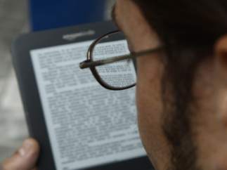Un Hombre Lee En Un Ebook