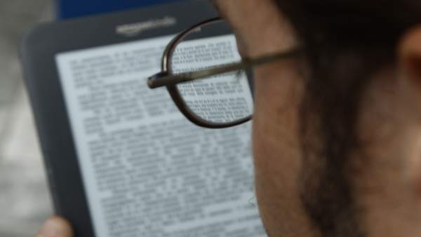 Un Hombre Lee En Un Ebook Un Hombre Lee En Un Ebook