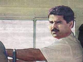 Nicolás Maduro conduciendo el 'tramabús'