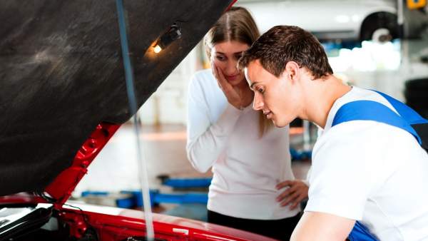 Revisión del coche en el taller Revisión del coche en el taller