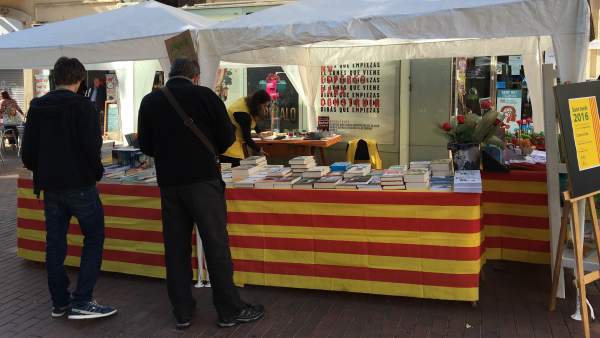 Puesto de libros en el día de Sant Jordi Puesto de libros en el día de Sant Jordi