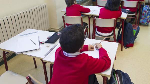 Un niño recibe clase en un colegio Un niño recibe clase en un colegio