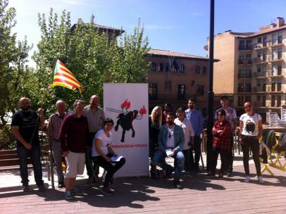 Foto de familia de los activistas que han impulsado la ILP para prohibir los 'correbous' y que se ha presentado en Cardona.