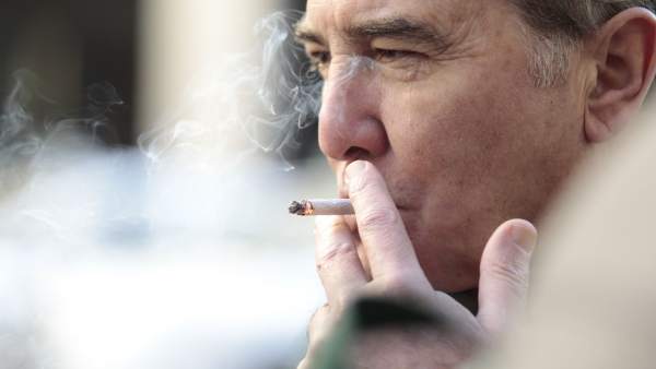Un hombre fumando Un hombre fumando