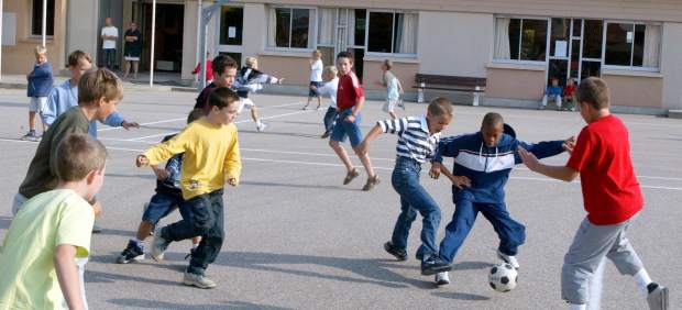 Niños jugando al fútbol