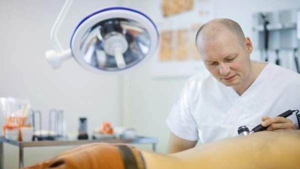 Médico atiende a un paciente con psoriasis Médico atiende a un paciente con psoriasis