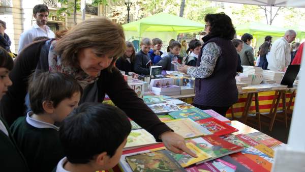 Adultos y niños miran libros en Sant Jordi en Barcelona Adultos y niños miran libros en Sant Jordi en Barcelona