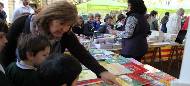 Adultos y niños miran libros en Sant Jordi en Barcelona