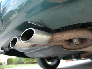 Tubo de escape de un coche