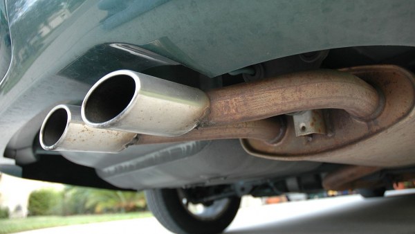 Tubo de escape de un coche Tubo de escape de un coche
