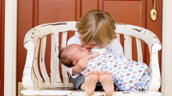 Hermanos, beso, niños, bebé Hermanos, beso, niños, bebé