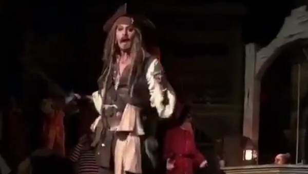 Johnny Depp, como Jack Sparrow Johnny Depp, como Jack Sparrow