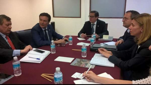 Blanco y Chertorivski, segundo y tercero por la izquierda, en la reunión. Blanco y Chertorivski, segundo y tercero por la izquierda, en la reunión.