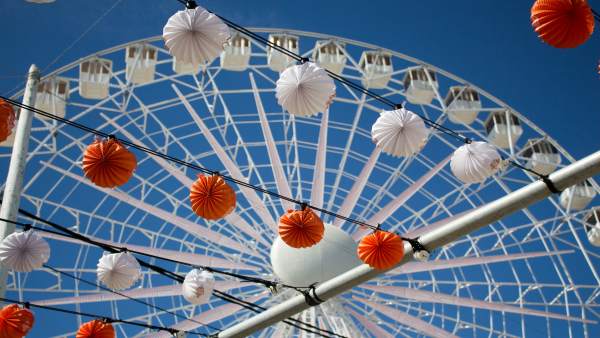 Farolillos de la Feria de Abril junto a la noria Farolillos de la Feria de Abril junto a la noria