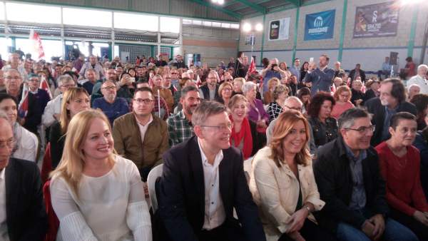 Susana Díaz, tercera por la izquierda, entre Ximo Puig y Alfred Boix en Elche Susana Díaz, tercera por la izquierda, entre Ximo Puig y Alfred Boix en Elche