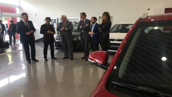 El consejero de Medio Ambiente, José Fiscal, en el concesionario de KIA. El consejero de Medio Ambiente, José Fiscal, en el concesionario de KIA.