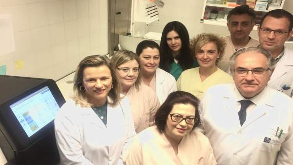La gerente del área de Santiago con profesionais de Anatomía Patológica La gerente del área de Santiago con profesionais de Anatomía Patológica
