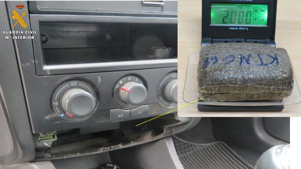 'La Guardia Civil Detiene A Dos Personas Por Trafico De Drogas' 'La Guardia Civil Detiene A Dos Personas Por Trafico De Drogas'