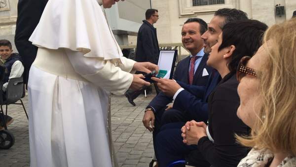 Acto de entrega de la vieira al Papa Francisco. Acto de entrega de la vieira al Papa Francisco.
