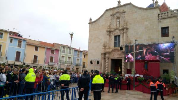 Los fieles siguen la misa en la plaza bajo la lluvia Los fieles siguen la misa en la plaza bajo la lluvia