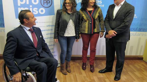 Carnero conversa con Ignacio Tremiño en la sede del PP de Valladolid Carnero conversa con Ignacio Tremiño en la sede del PP de Valladolid