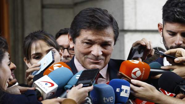 Javier Fernández atiende a los medios a la entrada del Congreso Javier Fernández atiende a los medios a la entrada del Congreso