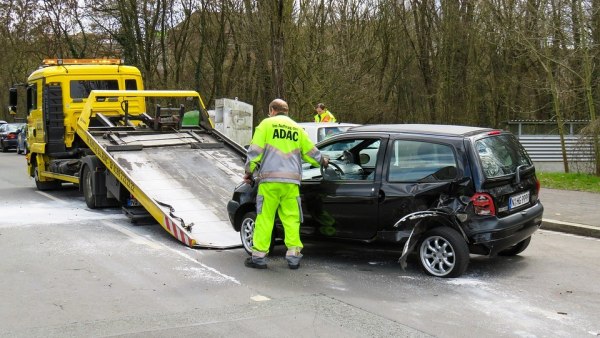 Una grúa recoge un coche accidentado Una grúa recoge un coche accidentado