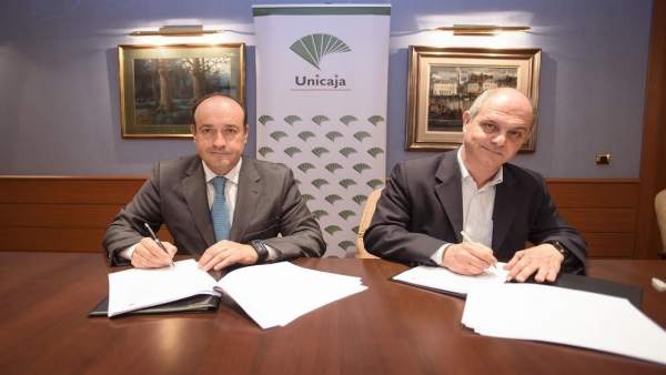 Firma del convenio entre Unicaja y Campomar Firma del convenio entre Unicaja y Campomar