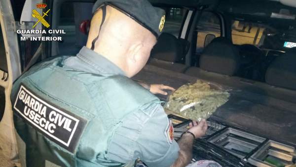 Civil sorprende al conductor de una furgoneta con 120 gr cogollos de marihuana Civil sorprende al conductor de una furgoneta con 120 gr cogollos de marihuana