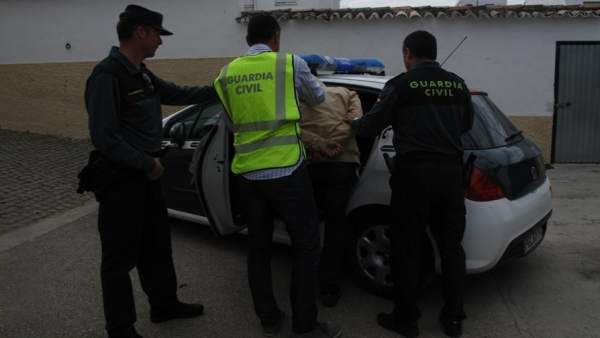 Los agentes detienen a uno de los acusados de robos con violencia. Los agentes detienen a uno de los acusados de robos con violencia.