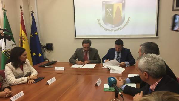 El consejero y el alcalde firman el convenio El consejero y el alcalde firman el convenio