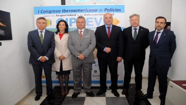 Autoridades durante la inauguración del acto Autoridades durante la inauguración del acto