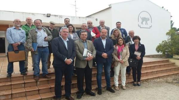 Algar (centro), acompañado por los miembros de la Junta Rectora Algar (centro), acompañado por los miembros de la Junta Rectora
