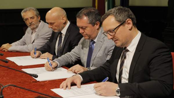 El alcalde de Sevilla, Juan Espadas, firma el convenio de convenio El alcalde de Sevilla, Juan Espadas, firma el convenio de convenio