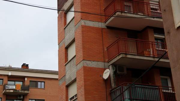 El edificio de Sant Boi donde han retirado la antena de Vodafone. Al fondo, un balcón con la pancarta de rechazo a la misma. El edificio de Sant Boi donde han retirado la antena de Vodafone. Al fondo, un balcón con la pancarta de rechazo a la misma.