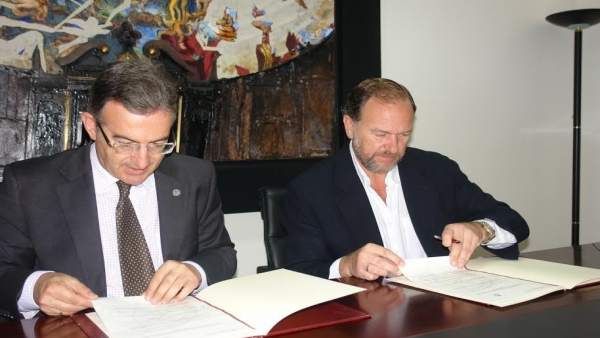 El rector de la UHU, Francisco Ruiz, y el de la FOE, José Luis García-Palacios. El rector de la UHU, Francisco Ruiz, y el de la FOE, José Luis García-Palacios.
