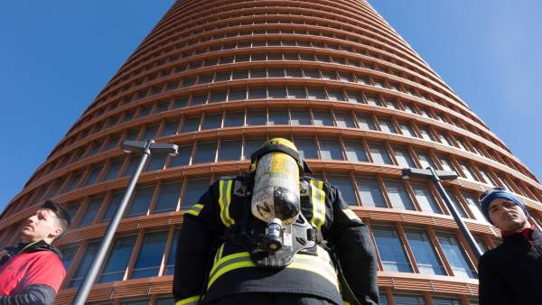 Cronosubida De Equipos De Bomberos En Torre Sevilla Cronosubida De Equipos De Bomberos En Torre Sevilla