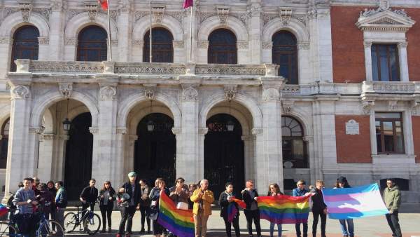 Parte de los manifestantes contra el Bus de HazteOir Parte de los manifestantes contra el Bus de HazteOir