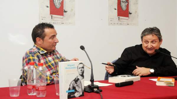 Presentación de la biografía de Miguel Hernández en la Fira del Llibre Presentación de la biografía de Miguel Hernández en la Fira del Llibre